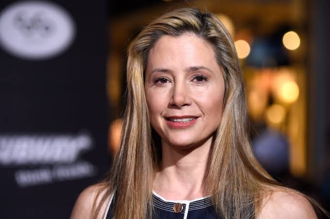 Mira Sorvino Biography: Age, Net Worth, Instagram, Spouse, Height, Wiki, Parents, Siblings, Awards, Children, Controversies, Movies | TheCityCeleb