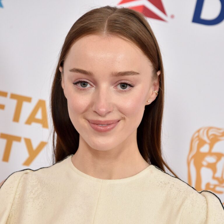 Sally Dynevor’s Daughter, Phoebe Dynevor Biography: Age, Boyfriend, Parents, Siblings, Wikipedia, Net Worth, Movies, Awards | TheCityCeleb